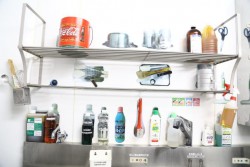 キッチンも写真を貼って、置き場所を固定している