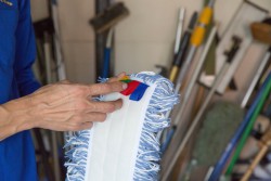 モップは色のラベルによって清掃場所を分ける