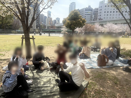 桜の木の下で